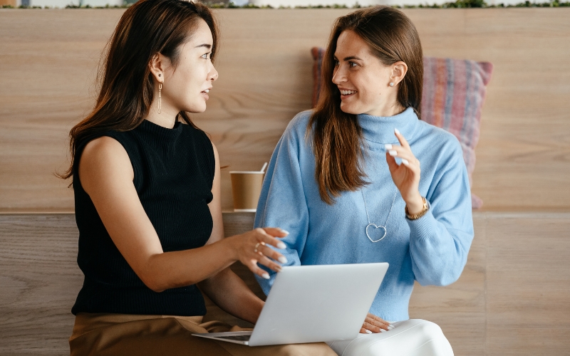 Thực hành thường xuyên với người bản ngữ hoặc môi trường tiếng Anh