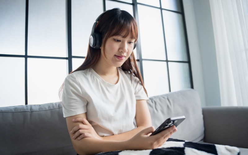 Xem phim, nghe podcast để học cách dùng tự nhiên