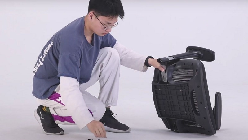 lắp hai bệ đỡ tay