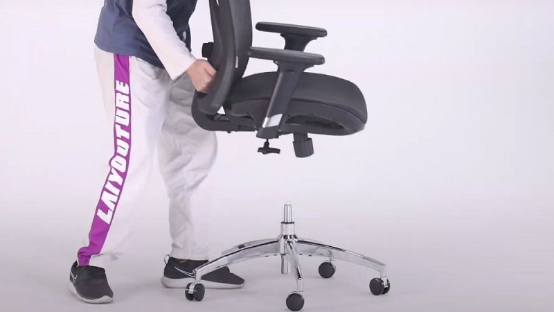 đặt mâm ghế lên trụ thủy lực đã lắp